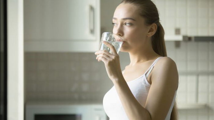 Подробнее о статье Врач объяснил, нужно ли пить 2 литра воды в день и почему она так важна