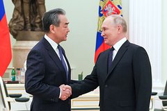 Подробнее о статье Песков анонсировал встречу Путина с министром иностранных дел Китая