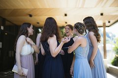 Подробнее о статье Платье гостьи на свадьбе со строгим дресс-кодом вызвало споры в сети
